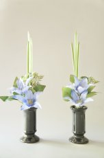 画像2: 【御仏壇用のお供え花+花器セット（1対）】クラシッククレマチス（ブルー）と花器（黒） (2)