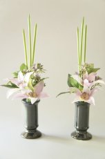 画像2: 【今期完売】【御仏壇用のお供え花+花器セット（1対）】クラシッククレマチス（薄紫）と花器（黒） (2)