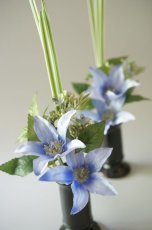 画像3: 【御仏壇用のお供え花+花器セット（1対）】クラシッククレマチス（ブルー）と花器（黒） (3)