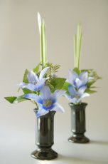 画像1: 【御仏壇用のお供え花+花器セット（1対）】クラシッククレマチス（ブルー）と花器（黒） (1)