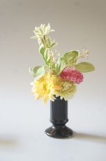 画像1: 【御仏壇用のお供え花+花器セット】ガーベラ（黄色）・ポンポンマムと花器（黒 or 白） (1)