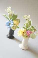 画像5: 【御仏壇用のお供え花+花器セット】ガーベラ（黄色）・ポンポンマムと花器（黒 or 白） (5)