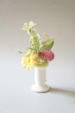 画像2: 【御仏壇用のお供え花+花器セット】ガーベラ（黄色）・ポンポンマムと花器（黒 or 白） (2)