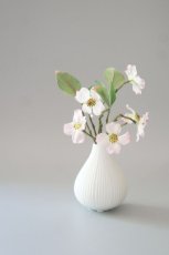 画像1: 【御仏壇用のお供え花+花器セット】花みずき（薄ピンク） + 花器（白） (1)