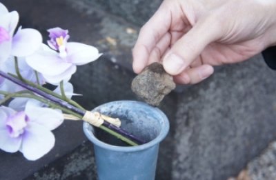 画像2: お墓用高級造花 【MEMORIES PREMIUM】蘭の花束（紫・Lサイズ・１対）
